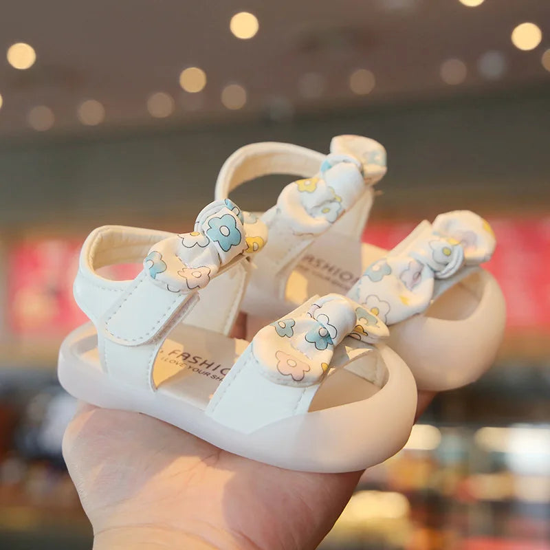 Baby Walking Shoes Non-slip Toes Capped Girls Beach Shoes with Flower 2025 Summer New Kids Sandals Double Bows Sweet Soft Sole